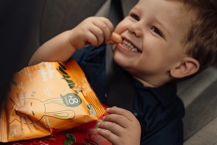Criança comendo Papapá